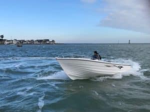 Obe Pescador 550 CC naviguant sur l'eau