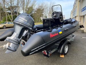 VESTA 500 BLACK EDITION Bateau Adventure Vesta 500 Black Édition avec moteur Yamaha sur une remorque