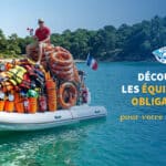 Équipements de sécurité empilés sur un bateau semi-rigide, en train de naviguer en mer