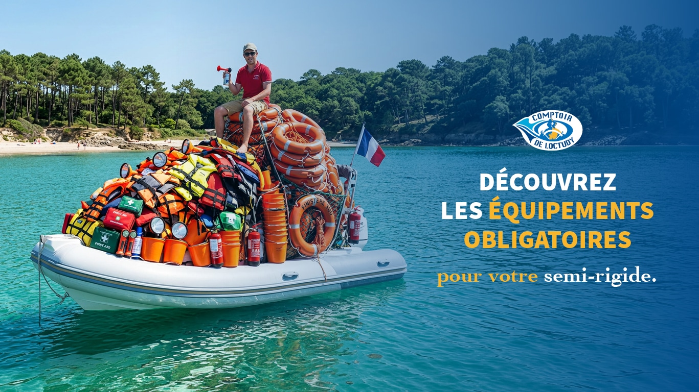 Équipements de sécurité empilés sur un bateau semi-rigide, en train de naviguer en mer